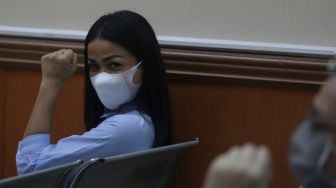 Artis Nirina Zubir menghadiri sidang lanjutan kasus mafia tanah di Pengadilan Negeri (PN) Jakarta Barat, Selasa (24/5/2022). [Suara.com/Angga Budhiyanto]