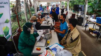 Sejumlah warga mengikuti pemeriksaan kesehatan di Pasar Induk Kramat Jati, Jakarta Timur, Selasa (24/5/2022). [Suara.com/Alfian Winanto]