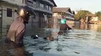 Pelabuhan Tanjung Emas Semarang Banjir Rob Hingga 1,5 Meter, Motor Terendam