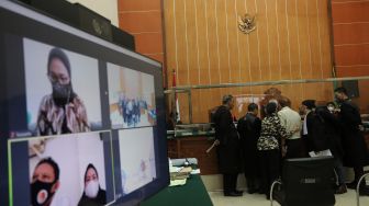 Majelis hakim memeriksa kelengkapan berkas saksi yang dihadirkan saat sidang lanjutan kasus mafia tanah yang melibatkan artis Nirina Zubir di Pengadilan Negeri (PN) Jakarta Barat, Selasa (24/5/2022). [Suara.com/Angga Budhiyanto]
