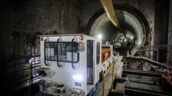 Pekerja menyelesaikan pembangunan jalur MRT Jakarta fase 2A CP201 di Jalan MH. Thamrin, Jakarta, Selasa (24/5/2022).  ANTARA FOTO/Rivan Awal Lingga