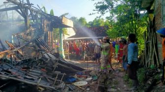 Ditinggal Pemiliknya ke Sawah, Dua Rumah di Bojonegoro Ludes Jadi Arang