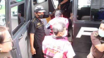 Kejati Sulawesi Utara Terima Tiga Tersangka Dugaan Korupsi Dana Covid-19