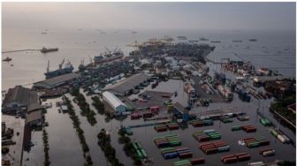 Dihantam Banjir Rob, Pembangunan Tanggul Darurat di Kawasan Pelabuhan Tanjung Emas Semarang Dikebut