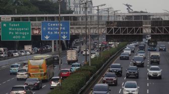 Sejumlah kendaraan melintas di ruas Tol Dalam Kota, Jakarta, Selasa (24/5/2022). [Suara.com/Angga Budhiyanto]