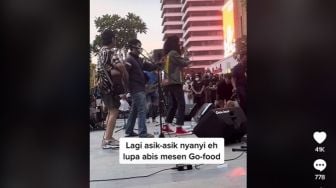 Viral! Asyik Manggung, Musisi Ini Tiba-tiba Dicolek Driver Ojol yang Mau Antar Pesanan