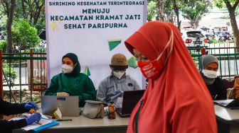 Warga mengikuti pemeriksaan kesehatan di Pasar Induk Kramat Jati, Jakarta Timur, Selasa (24/5/2022). [Suara.com/Alfian Winanto]