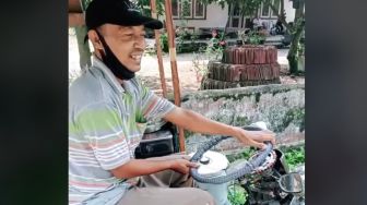 Kreatif! Video Viral Pedagang Krepes Ganti Setang Motor Pakai Setir Pajero