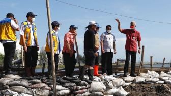 Gelombang Tinggi Masih Jadi Ancaman, Ganjar Pranowo Minta Penguatan Tanggul Dikebut dalam Dua Minggu