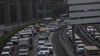 Sejumlah kendaraan melintas di ruas Tol Dalam Kota, Jakarta, Selasa (24/5/2022). [Suara.com/Angga Budhiyanto]