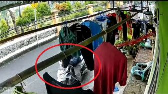 Viral Aksi Pemotor Berhenti di Depan Rumah Orang Bikin Publik Heran, Ternyata Curi Benda Tak Terduga Ini