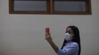 Artis Nirina Zubir menghadiri sidang lanjutan kasus mafia tanah di Pengadilan Negeri (PN) Jakarta Barat, Selasa (24/5/2022). [Suara.com/Angga Budhiyanto]