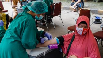 Puluhan Warga Ikuti Skrining Kesehatan Terintegrasi di Pasar Induk Kramat Jati