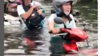 Viral! Banjir Rob Semarang Rendam Kawasan Pabrik: Warga Ramai-ramai Tuntun Sepeda Motor, Cuma Kelihatan Batok Kepala