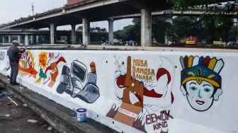 Petugas PPSU membuat mural pada tembok di Jalan R.E Martadinata, Tanjung Priok, Jakarta Utara, Rabu (25/5/2022). [Suara.com/Alfian Winanto]