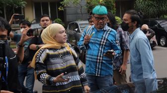 Presenter Uya Kuya didampingi istrinya, Astrid Khairunisha tiba untuk menjalani pemeriksaan di Polda Metro Jaya, Jakarta, Rabu (25/5/2022). [Suara.com/Angga Budhiyanto]