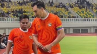 Kenakan Ban Kapten Pelangi Saat Membela Selebrity FC, Darius Sinathrya Dihujat Warganet: Kampanye LGBT
