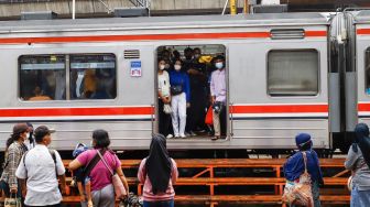Sejumlah penumpang menggunakan kereta rel listrik (KRL) di Stasiun Manggarai, Jakarta Selatan,  Rabu (25/5/2022). [Suara.com/Alfian Winanto]