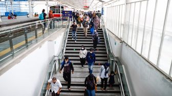 Sejumlah penumpang kereta rel listrik (KRL) di Stasiun Manggarai, Jakarta Selatan, Rabu (25/5/2022). [Suara.com/Alfian Winanto] 