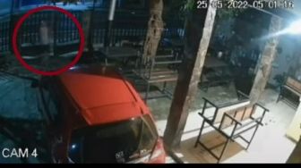 Pria Masuk Warung Makan yang Sedang Tutup Sambil Pamer Kemaluan Terekam CCTV, Publik: Mungkin Lagi Ngusir Jin