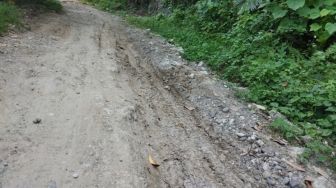 Nasib Jalan Poros Desa Todang-Todang Berada di Ujung Tanduk