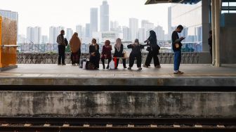 Sejumlah penumpang menunggu kedatangan kereta rel listrik (KRL) di Stasiun Manggarai, Jakarta Selatan, Rabu (25/5/2022). [Suara.com/Alfian Winanto] 