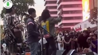 Kocak! Sedang Asik Nyanyi di Atas Panggung, Vokalis Band Ini Disamperin Ojol: Lupa Habis Mesen