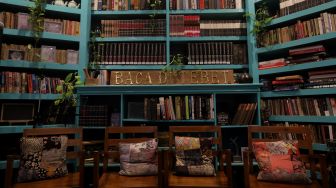 Koleksi buku yang tertata di salah satu rak perpustakaan &quot;Baca Di Tebet&quot;, Jakarta, Rabu (25/5/2022). [Suara.com/Angga Budhiyanto]