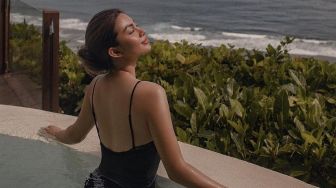 Unggah Foto dengan Balutan Pakaian Renang Hitam, Ariel Tatum Bikin Heboh Publik: Cantik Sekali, Nona