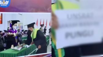 Lagi Diwisuda, Mahasiswa Unsrat Ungkap Polemik Kampus Lewat Secarik Kertas di Depan Rektor, Publik: Nyalinya Mantap