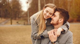4 Tanda Hubunganmu dengan Pasangan Layak Dijadikan Panutan, Pertahankan!