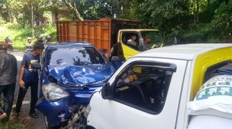 Penampakan Kecelakaan Mengerikan di Cianjur, Pengendara Motor Terjepit Dua Mobil Hingga Koma