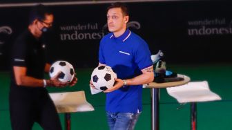 Pesepakbola Mesut Ozil saat konferensi pers di Kementerian Pariwisata, Ekonomi dan Kreatif (Kemenparekraf), Jakarta Pusat, Rabu (25/5/2022). [Suara.com/Alfian Winanto]