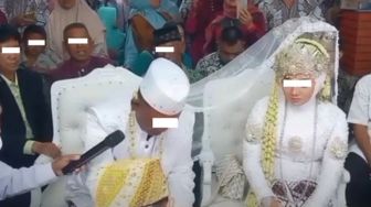 Bujang-bujang Kalah Lagi! Viral Momen Kakek 71 Tahun Nikahi Gadis 19 Tahun, Mas Kawin Bikin Melongo