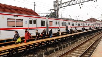 Sejumlah penumpang berjalan di peron di Stasiun Manggarai, Jakarta Selatan, Rabu (25/5/2022). [Suara.com/Alfian Winanto] 