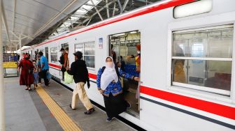 Sejumlah penumpang mengunakan kereta rel listrik (KRL) di Stasiun Manggarai, Jakarta Selatan, Rabu (25/5/2022). [Suara.com/Alfian Winanto]