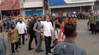 Usai Nikahkan Sang Adik, Presiden Jokowi Blusukan di Solo, Warga Malah Fokus Jan Ethes