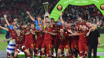 Para pemain Roma merayakan kemenangan setelah memenangkan pertandingan sepak bola final UEFA Conference League antara AS Roma melawan Feyenoord di Air Albania Stadium, Kamis (26/5/2022) dini hari WIB. [OZANKOSE/AFP]