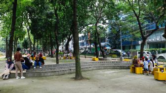 Warga berwisata di Taman Puring, Jakarta Selatan, Kamis (26/5/2022). [Suara.com/Alfian Winanto]