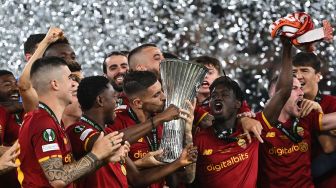 

Para pemain Roma merayakan kemenangan setelah memenangkan pertandingan sepak bola final UEFA Conference League antara AS Roma melawan Feyenoord di Air Albania Stadium, Kamis (26/5/2022) dini hari WIB. [OZANKOSE/AFP]