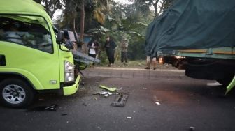 Travel Tabrak Truk Parkir di Jalur Denpasar-Gilimanuk, 1 Penumpang Travel Meninggal