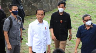 Presiden Jokowi Lepas Masker Saat Blusukan, Gibran Beri Sindiran: Sing Liane Ojo Dilepas