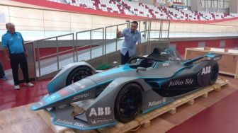 Jelang Balap Formula E, Ahmad Sahroni Pajang Replika Mobil Balap yang Bakal Mengaspal di Sirkuit JIEC Ancol