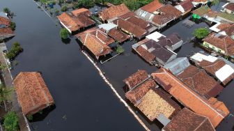 Foto udara banjir rob di Tirto Gang 12, Pekalongan, Jawa Tengah, Rabu (25/5/2022). ANTARA FOTO/Harviyan Perdana Putra