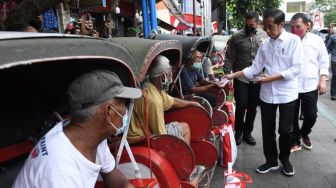 Jokowi Blusukan ke Sejumlah Pasar di Surakarta Bagikan Bansos, Iriana Borong Alat Masak