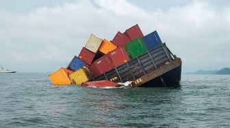 Kapal Tongkang Angkut Kontainer Nyaris Tenggelam di Karimun Dipindah, 8 ABK Selamat