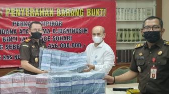 Kejari Tangerang Kembalikan Uang Rp2,4 Miliar Sitaan Kasus Pembobolan Bank BJB Cabang Tangerang