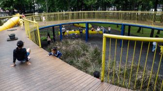 Anak-anak bermain di Taman Puring, Jakarta Selatan, Kamis (26/5/2022). [Suara.com/Alfian Winanto]