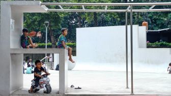 Anak-anak bermain di Taman Puring, Jakarta Selatan, Kamis (26/5/2022). [Suara.com/Alfian Winanto]