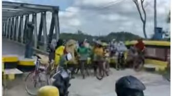 Perjuangan Petani dan Pelajar Harus Angkat Sepeda saat Melewati Jembatan Glendeng Bojonegoro Akibat Penutupan